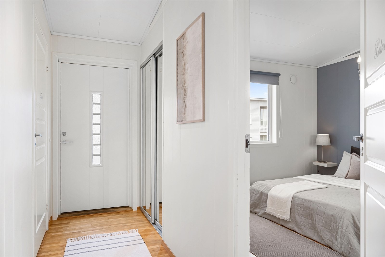 Entréen gir tilgang til leilighetens rom og har plass til oppbevaring av yttertøy i skyvedørsgarderobe. Galleribilde