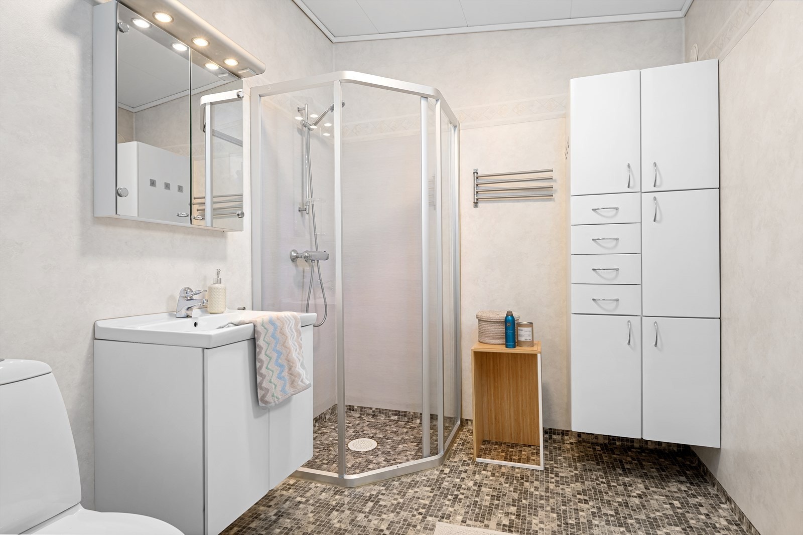 Badet har vinylbelegg på gulv med elektriske varmekabler og veggvinyl. Galleribilde