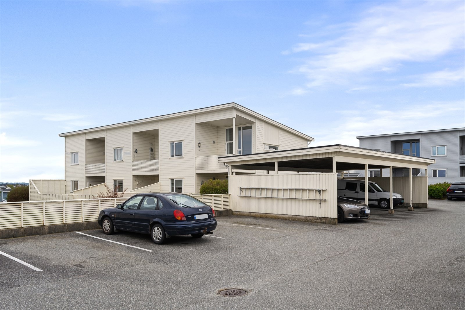 Gode parkeringsmuligheter på fellesområdet for beboere og gjester. Galleribilde