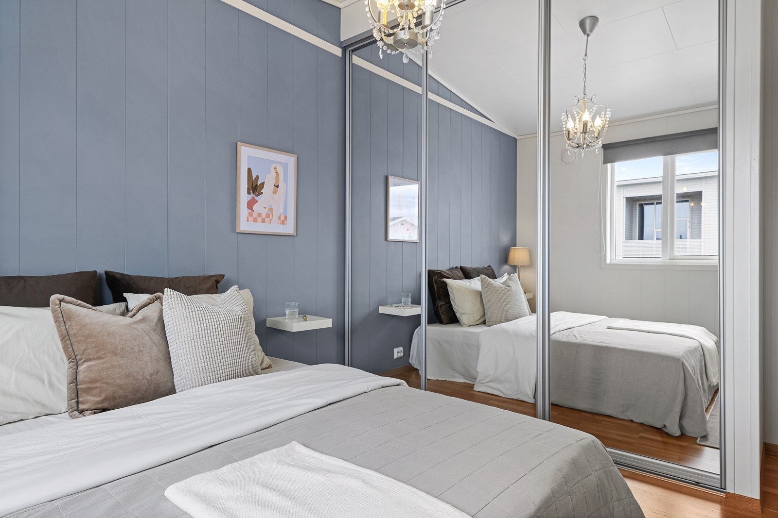 Hovedsoverommet har god plass til dobbeltseng og her medfølger det også en romslig skyvedørsgarderobe. Galleribilde