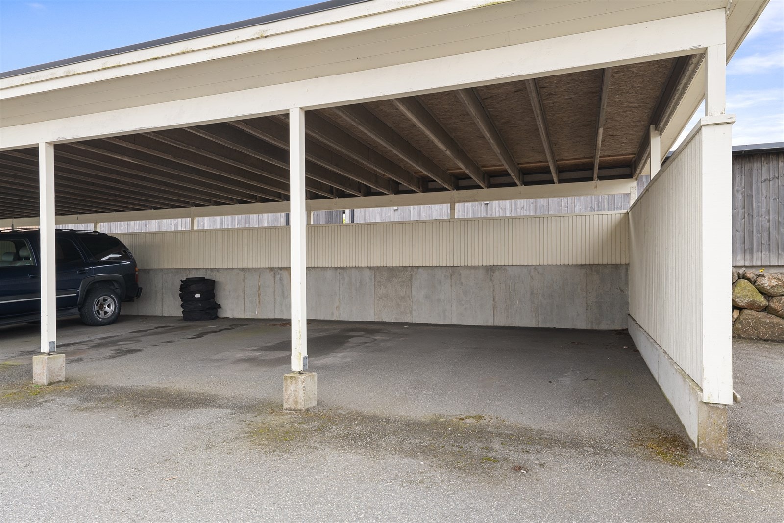 Det medfølger en fast parkeringsplass i felles carportanlegg. Galleribilde