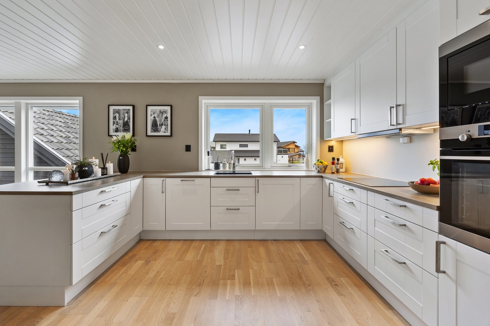 Det er montert belysning under overskapene, samt downlights i himling. Galleribilde