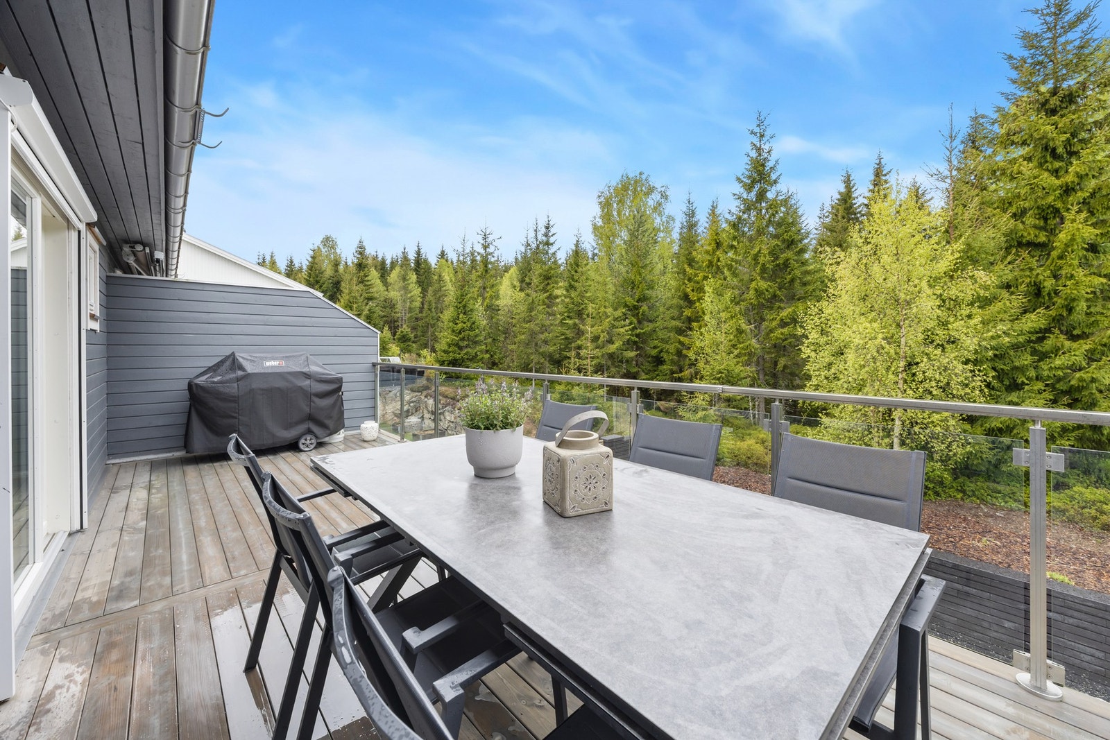 Fra stuen er det utgang via stor skyvedør til solrik balkong på hele 21 kvm, hvor man kan nyte herlig ettermiddag og kveldssol i hyggelige omgivelser. Galleribilde