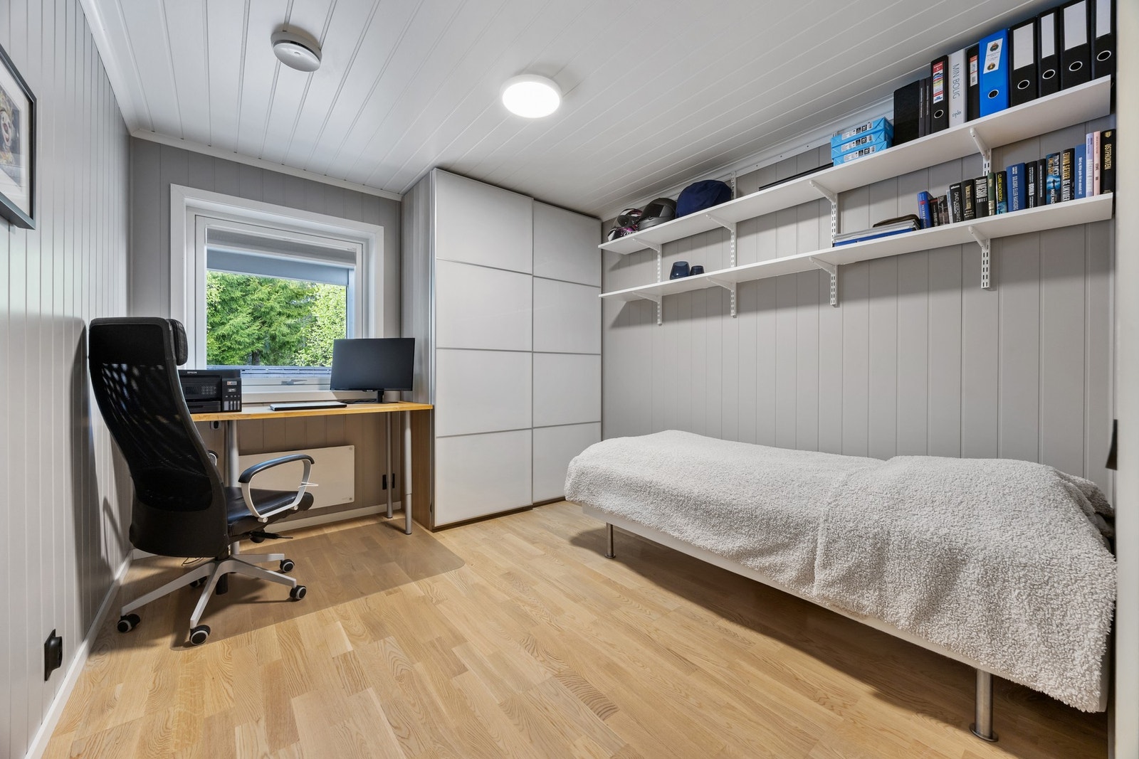 Soverom 3 egner seg godt som barnerom, med malte overflater, trestavs parkett på gulv og praktisk skyvedørsgarderobe. Galleribilde