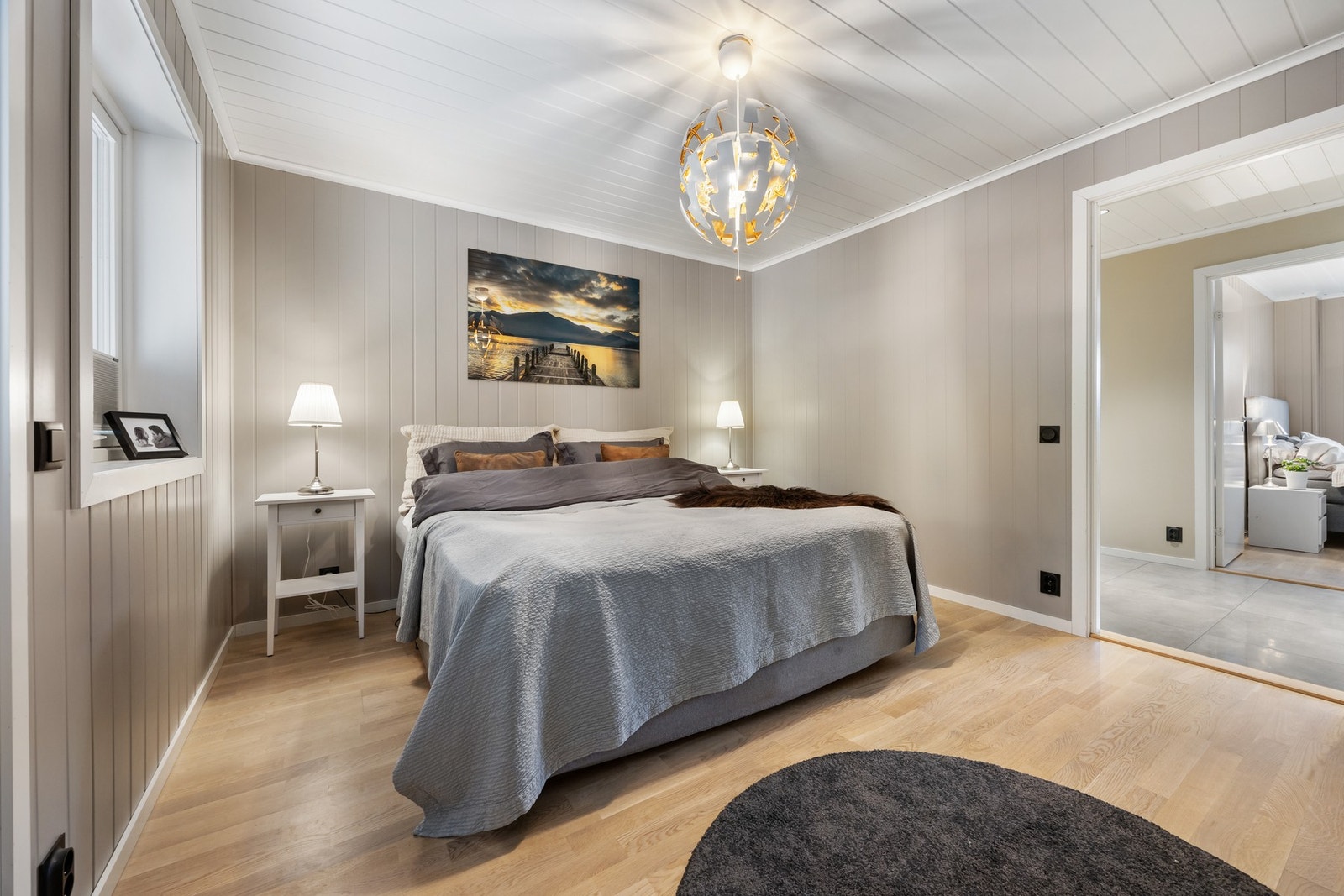 Rommet har lyspigmentert trestavs parkett, lysmalte veggflater, store vindusflater samt terrassedør ut til stor, skjermet uteplass. Galleribilde
