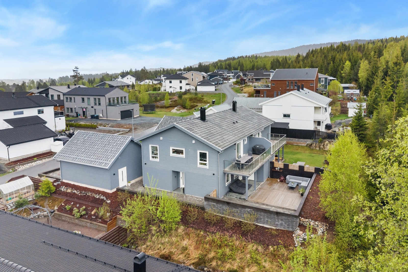 Opparbeidet uteområde med gode solforhold. Galleribilde