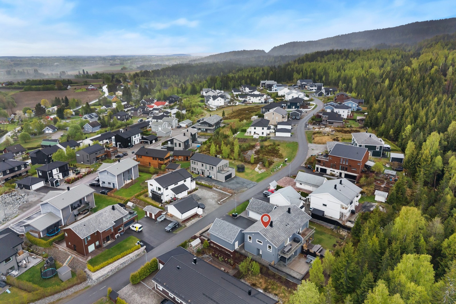 Her får man en sjelden kombinasjon av moderne boligfelt, trygge omgivelser og naturnær beliggenhet - perfekt for familier i alle livsfaser. Galleribilde