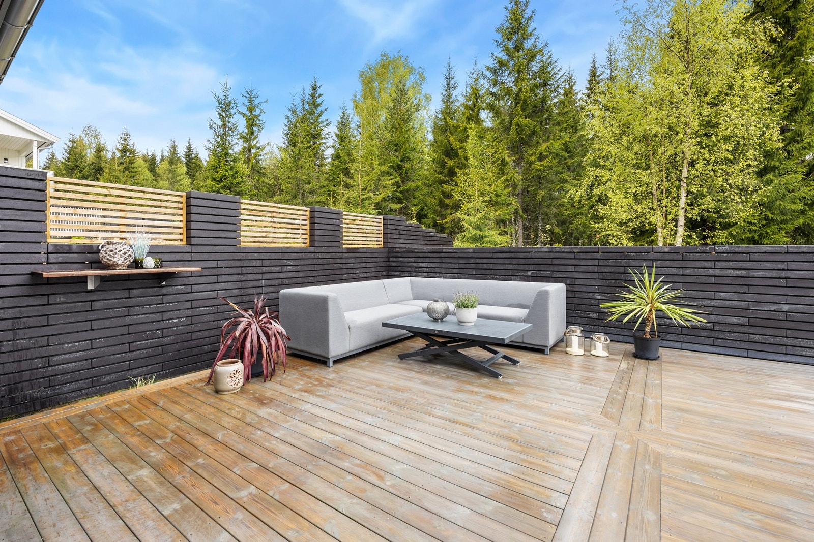 Stor vestvendt terrasse på hele 39 kvm, hvor man kan nyte late dager og sene kvelder i rolige og skjermede omgivelser. Galleribilde