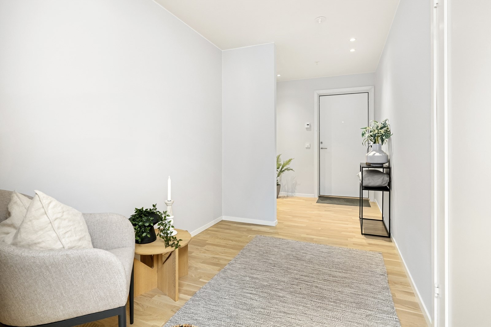 Her er det god plass til å henge fra seg yttertøy og sette fra seg sko. Galleribilde