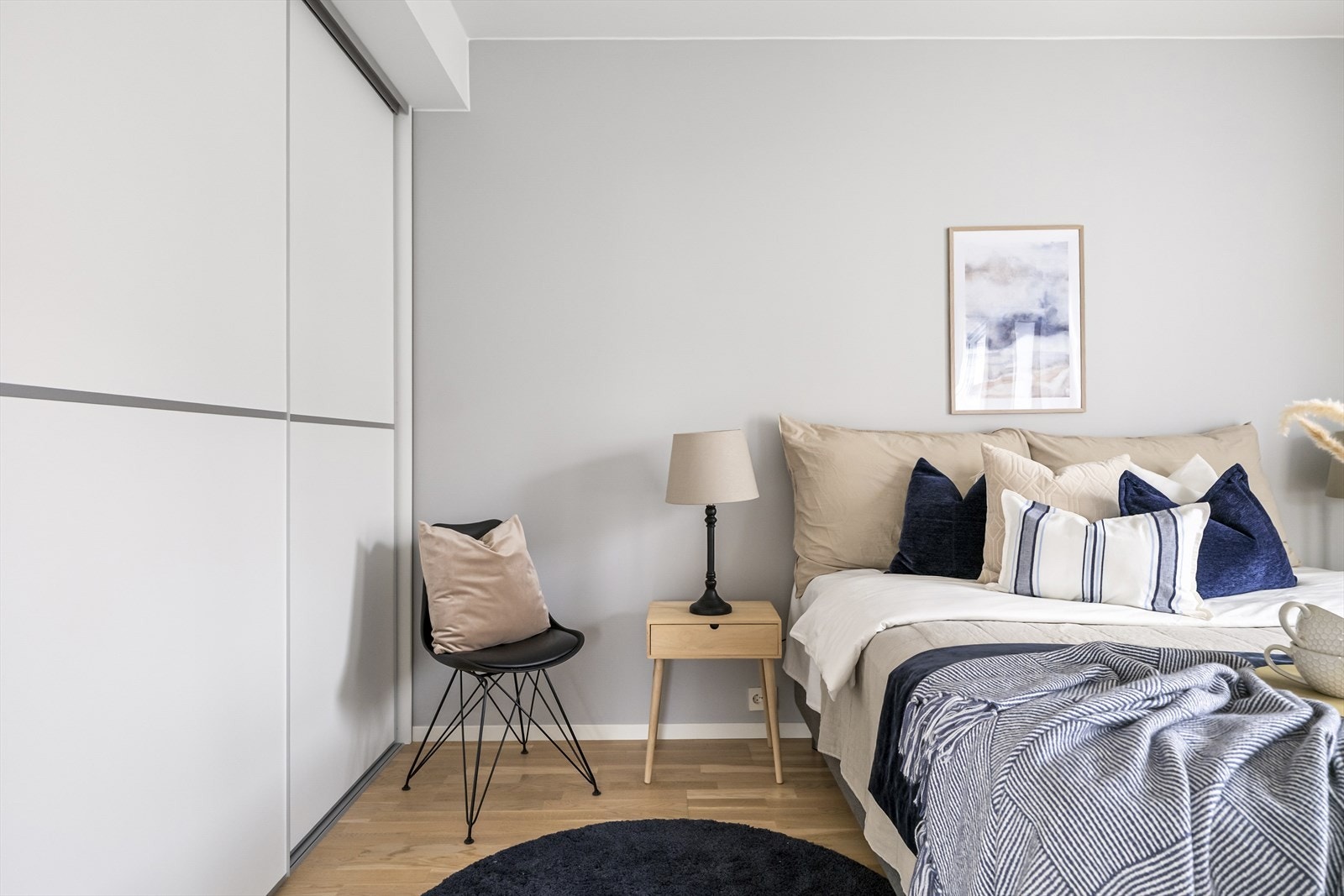 En romslig skyvedørsgarderobe gjør klesoppbevaringen både enkel og plassbesparende. Galleribilde