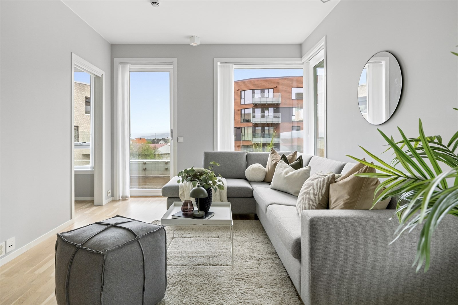 Velkommen inn! Stuen har åpen løsning mot kjøkken og her er det store vindusflater som sørger for rikelig med naturlig lys. Galleribilde