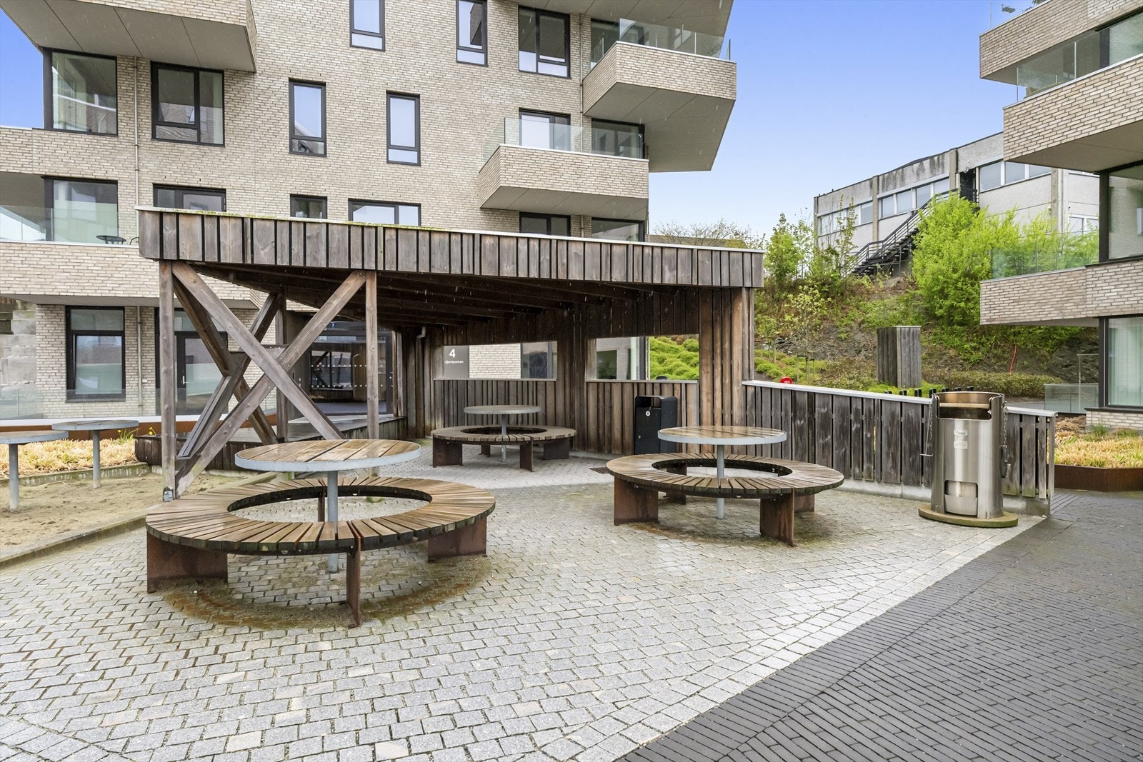 Sameiet har pent opparbeidet uteareal med brostein, sittegrupper og ulik beplanting. Galleribilde