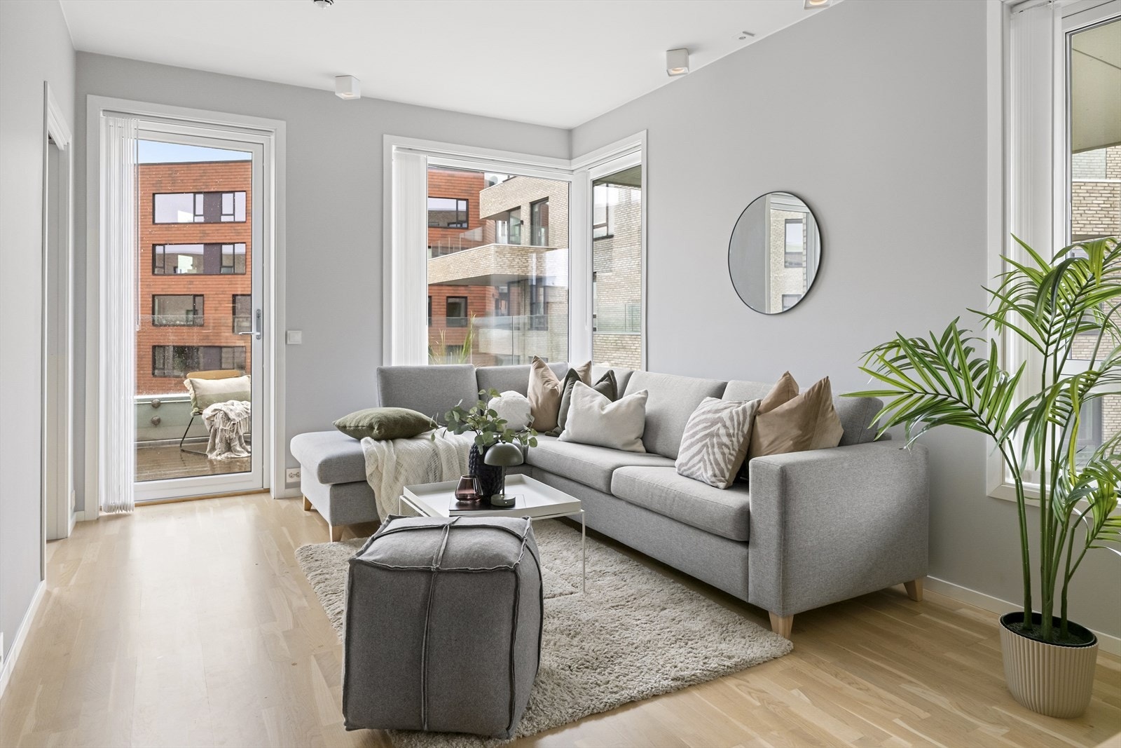 Leiligheten har gjennomgående parkett på gulv og slette vegger med tidsriktige farger. Galleribilde