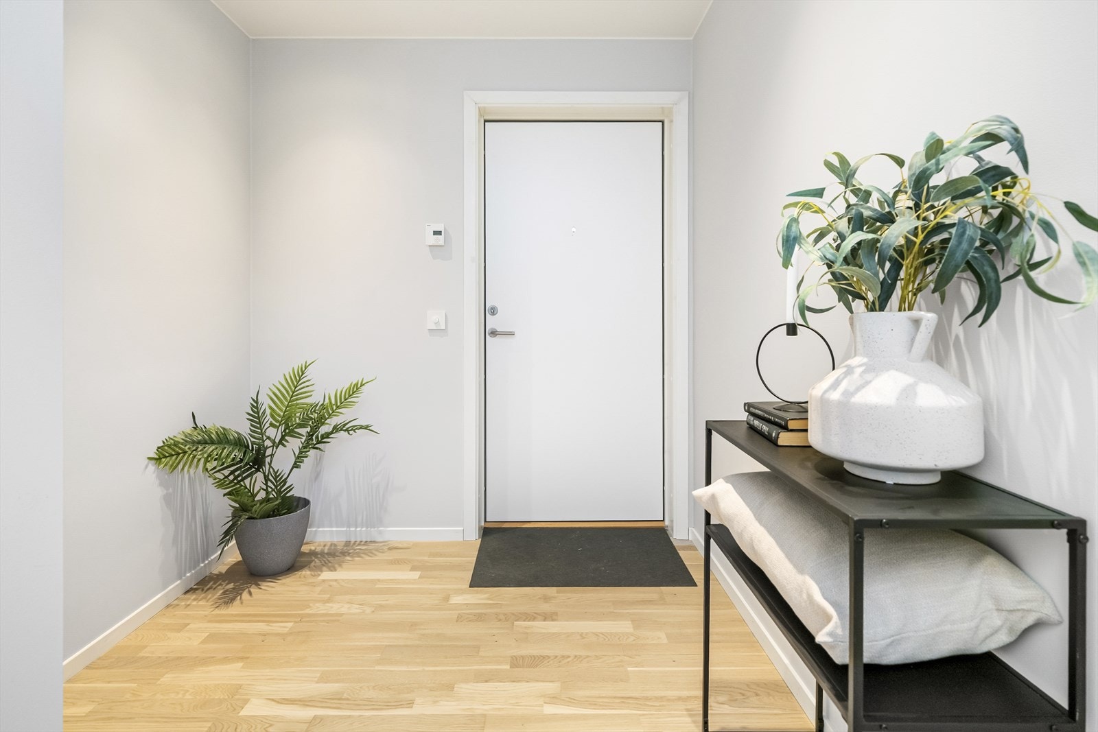 Leiligheten har enkel trappefri adkomst via fellesområde via heis. Galleribilde