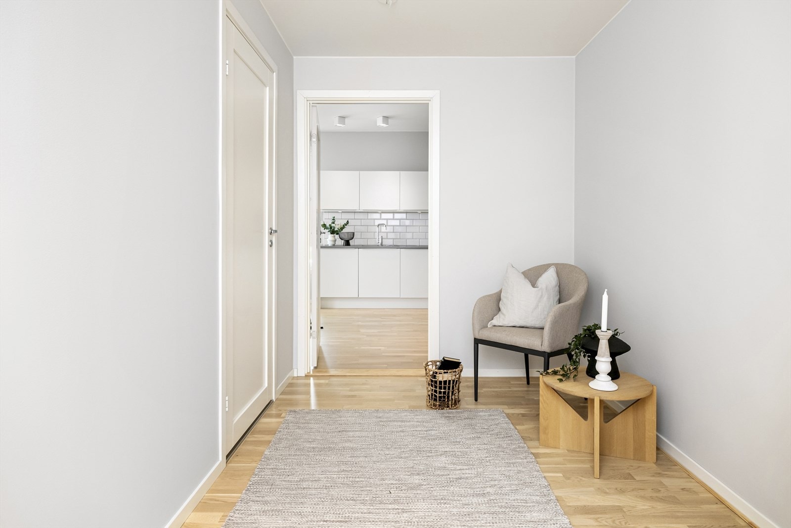 Entréen er romslig med god plass til oppbevaring. Galleribilde