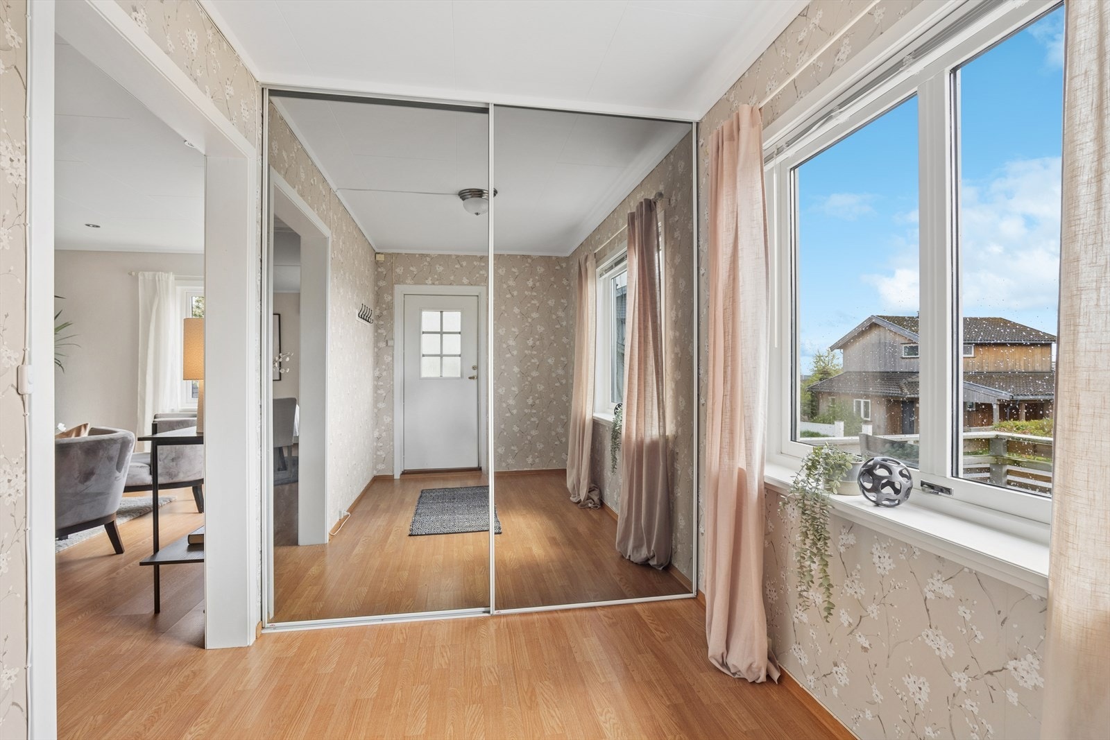 Entréen er romslig og har skyvedørsgarderobe Galleribilde