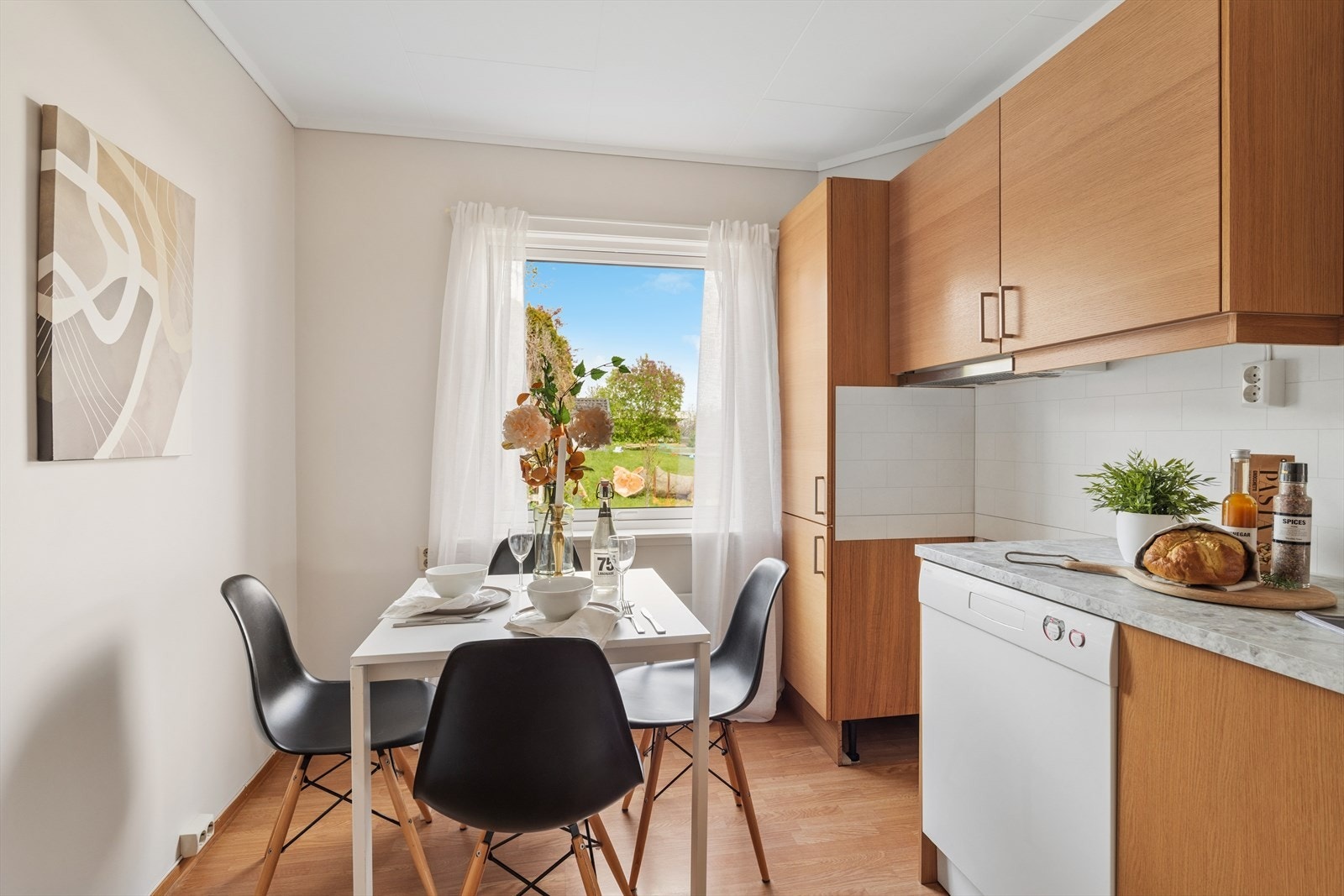 Det er avsatt plass til frittstående oppvaskmaskin og komfyr Galleribilde