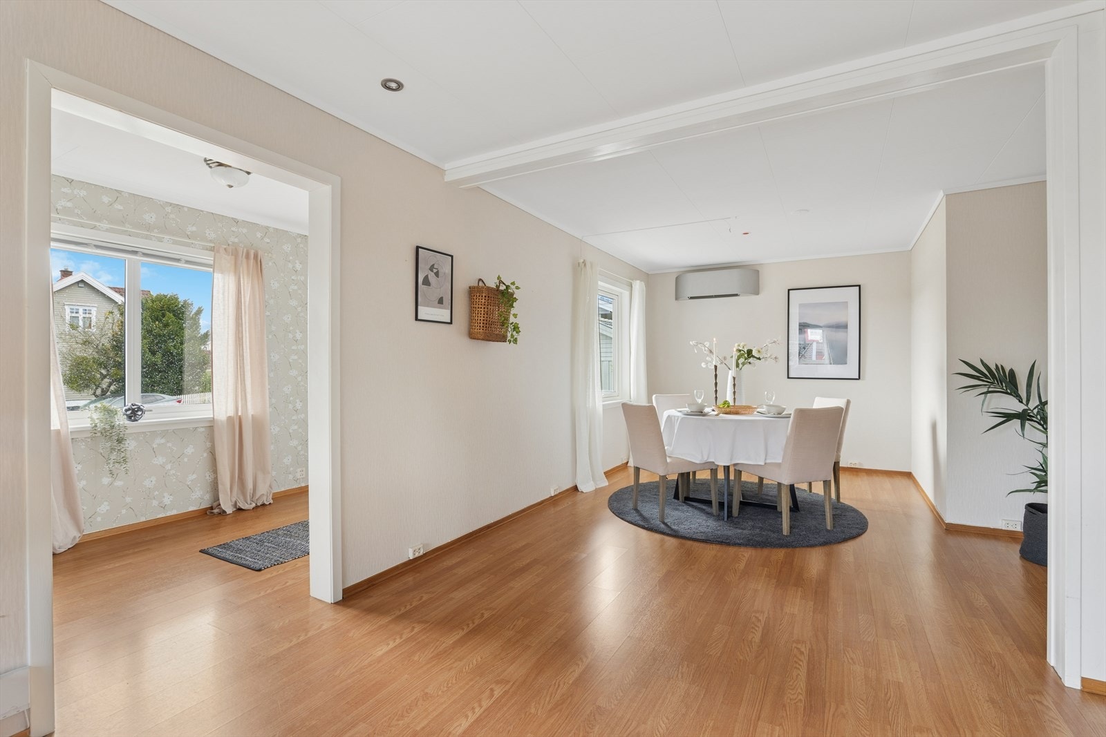 Fra entreen kommer man inn til boligens spisestue og stue Galleribilde