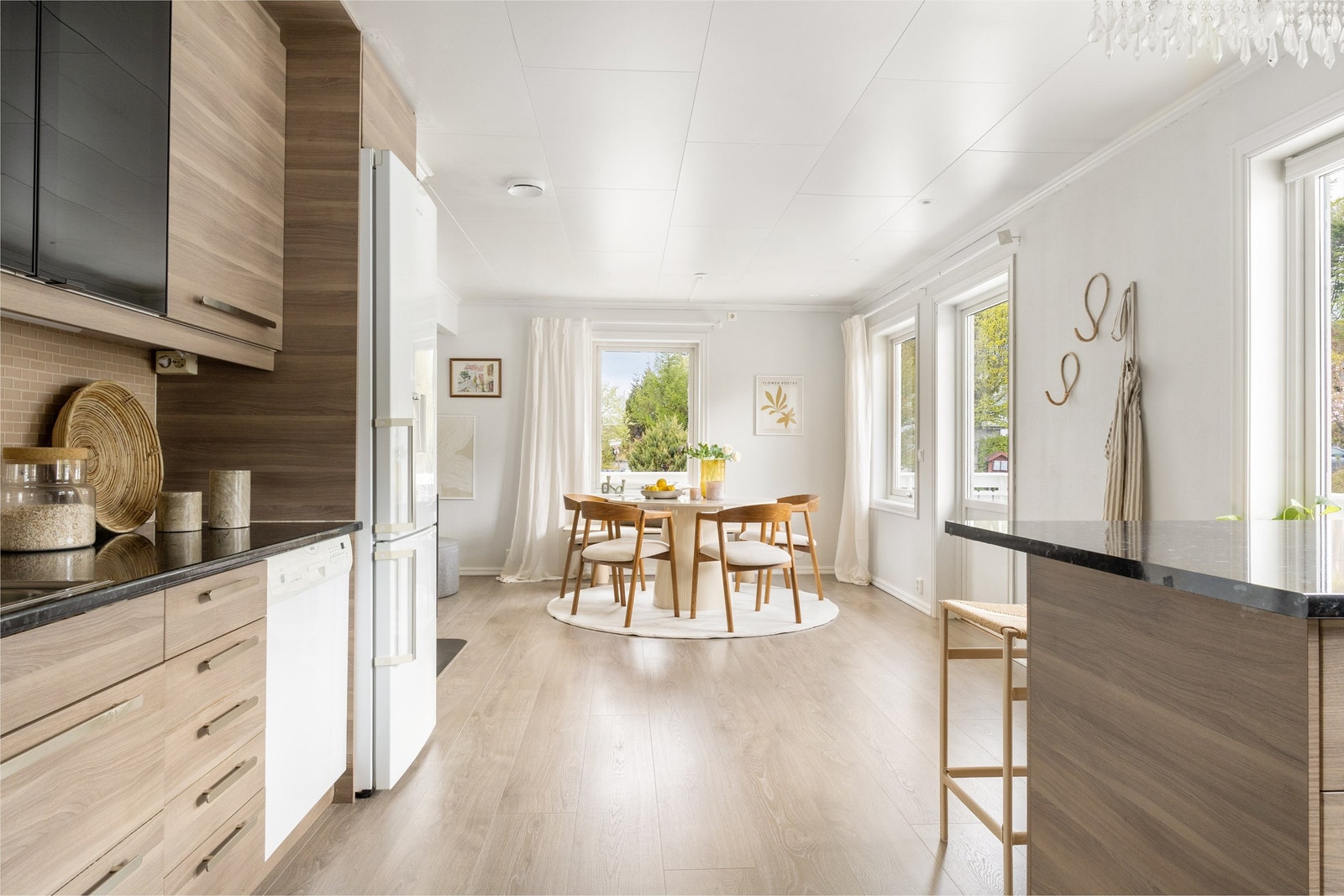 Den åpne løsningen gjør at kjøkkenet blir en integrert del av det sosiale arealet i hovedetasjen. Galleribilde