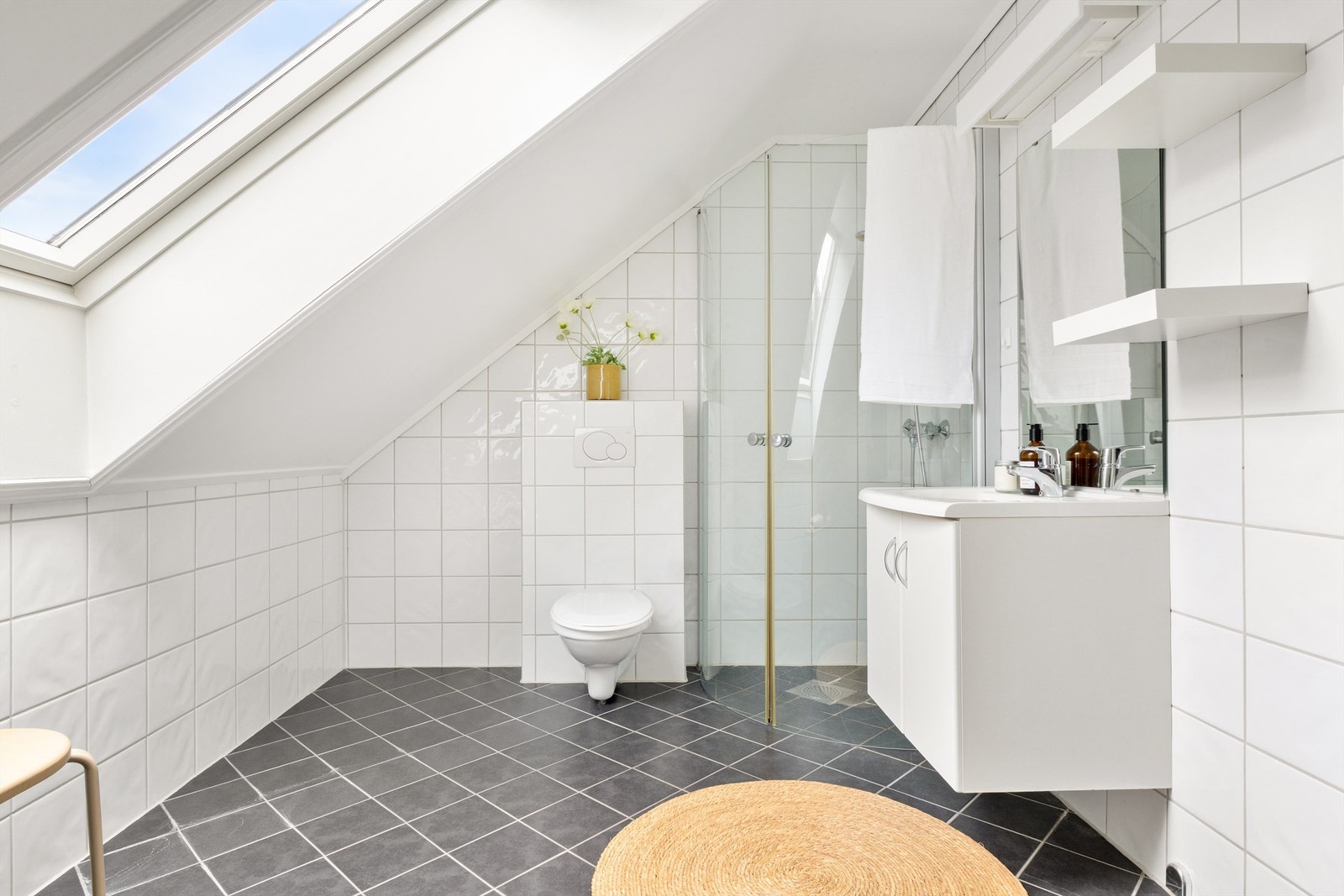 Badet på loftet har varmekabler, dusj og et stort takvindu som gir rikelig med dagslys. Galleribilde
