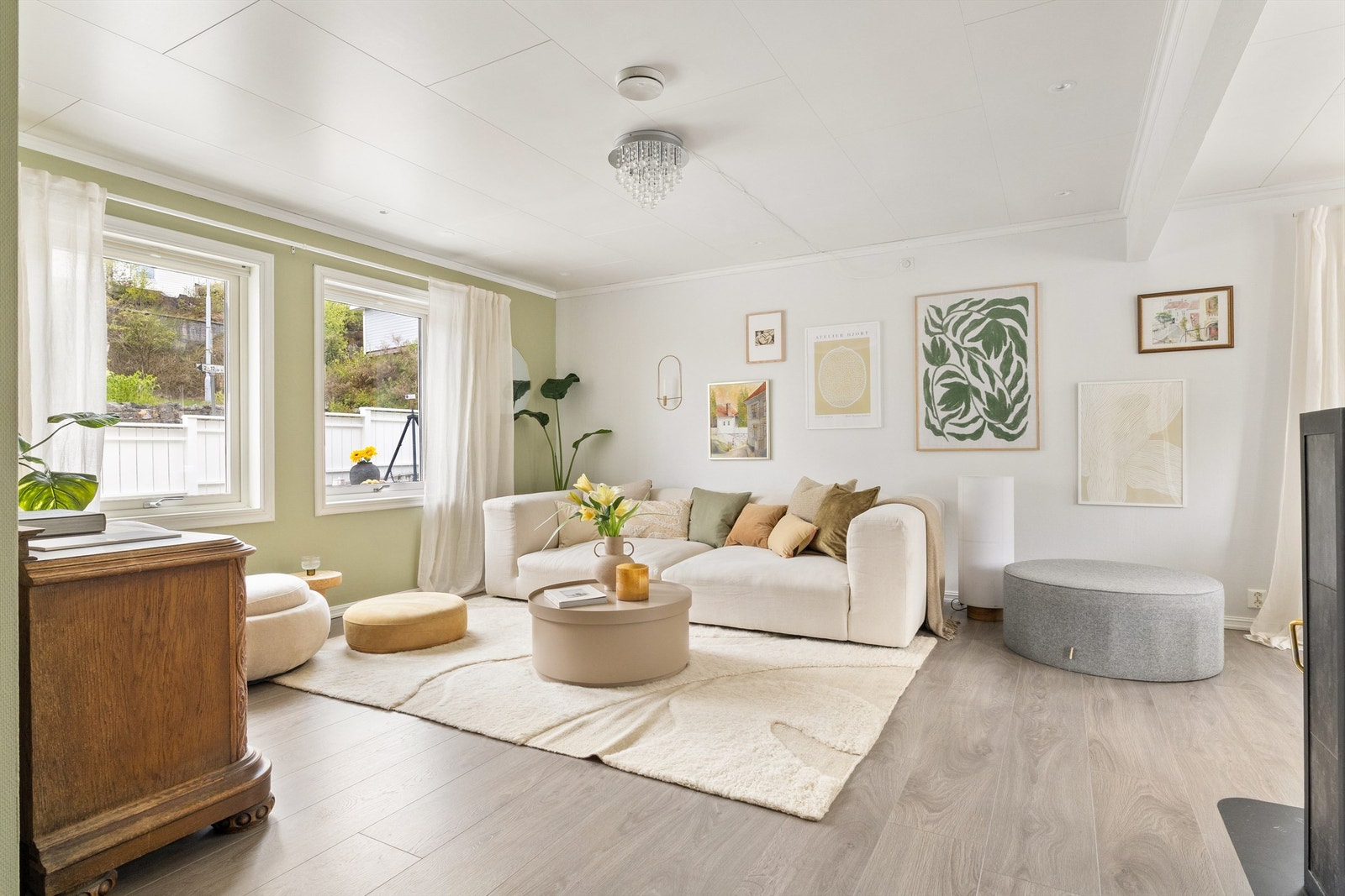 Stuen fremtår romslig og har flotte vinduer ot for naturlig dagslys inn. Galleribilde