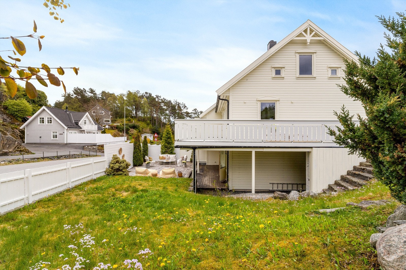 Som enderekkehus har boligen en usjenert beliggenhet med hage på siden av huset. Galleribilde