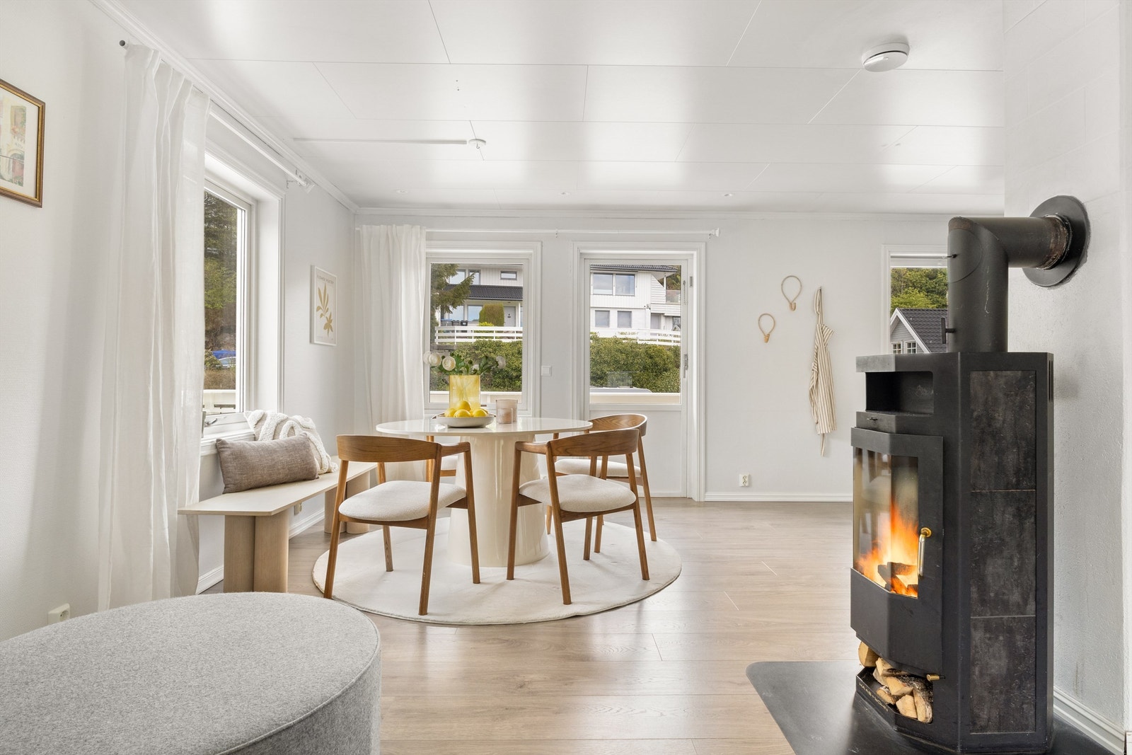 Spisestuen er plassert mellom stuen og kjøkkenet, med en vedovn som gir ekstra varme og hygge. Galleribilde