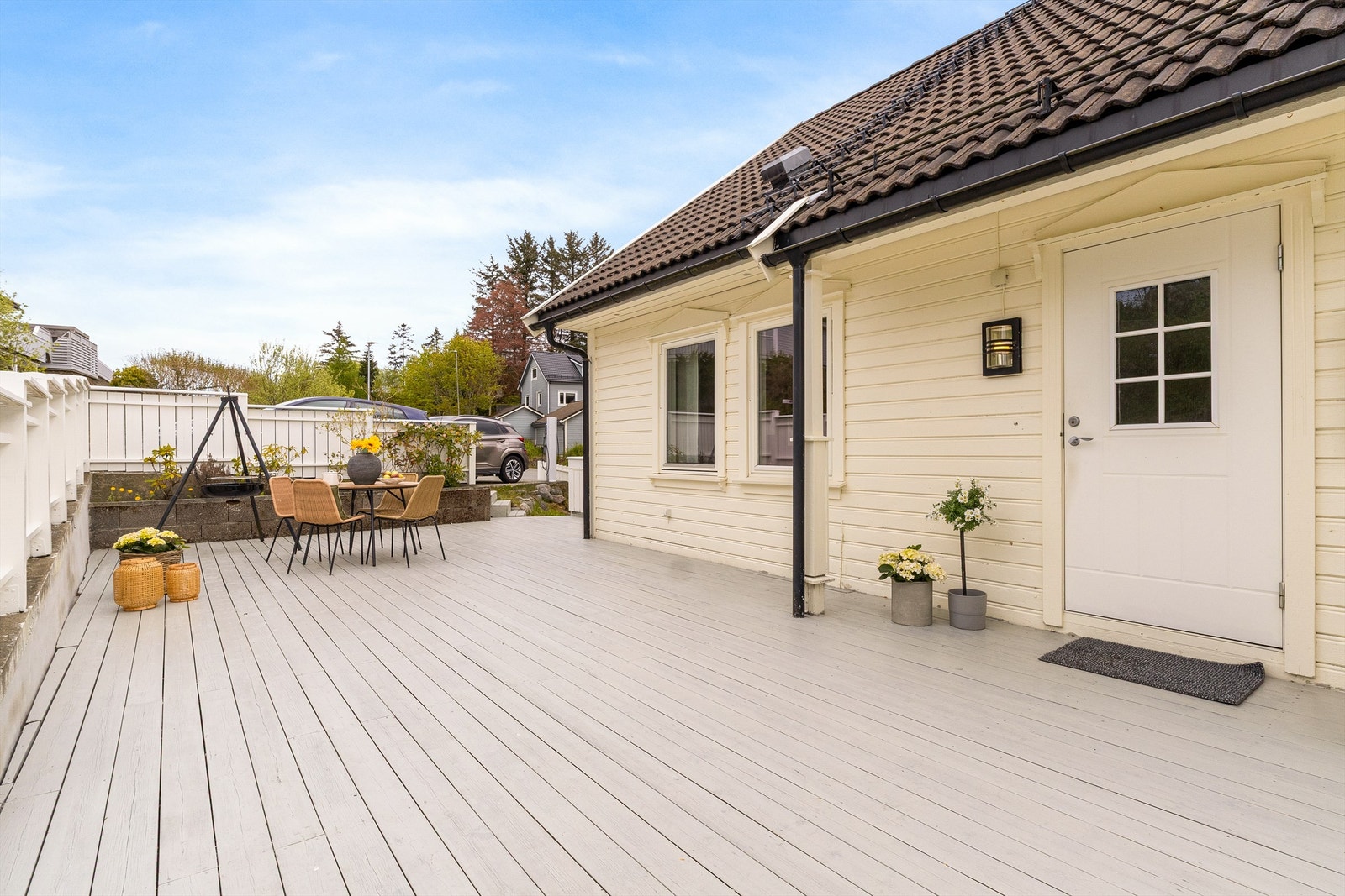 Enderekkehus med stort inngangsparti med platning. Galleribilde