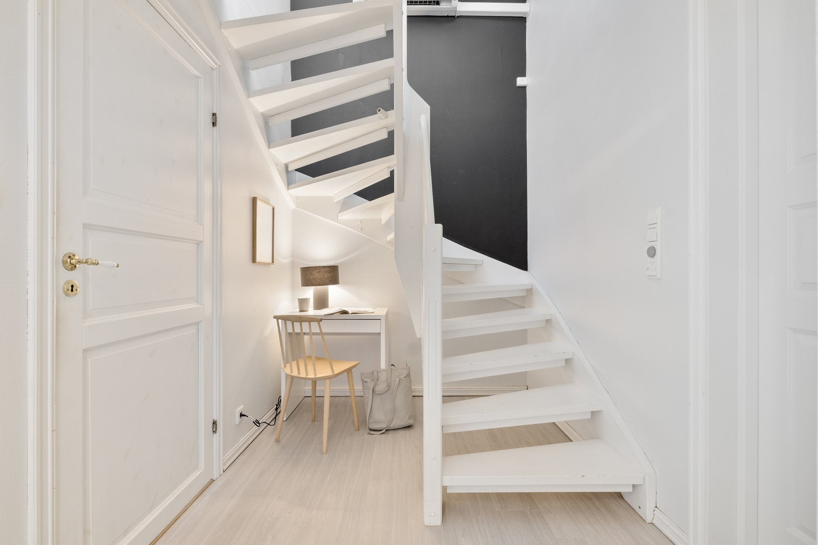 Plassen under trappen er utnyttet til en liten kontorkrok. Galleribilde