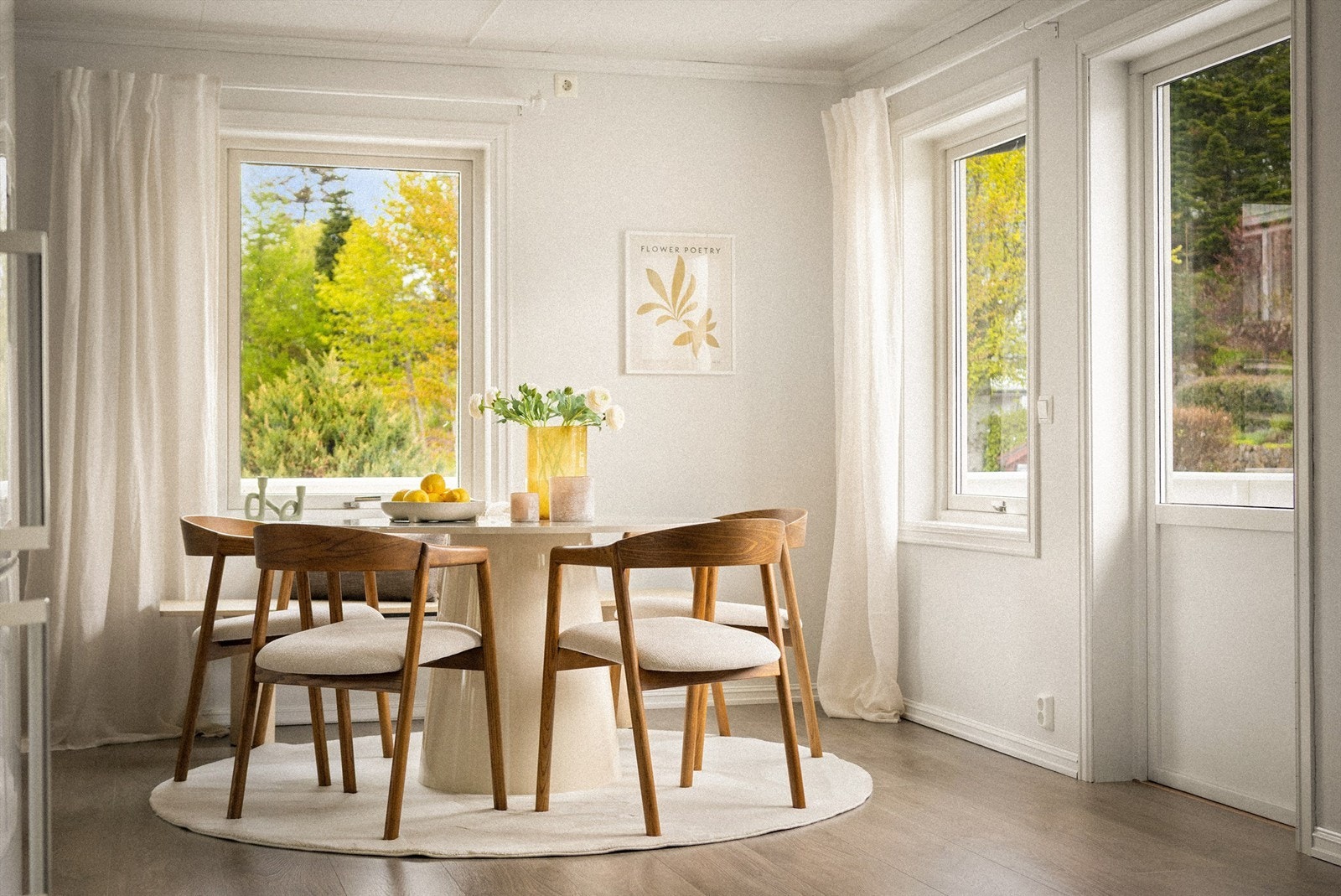 Fra spisestuen er det direkte utgang til en av boligens terrasser. Galleribilde