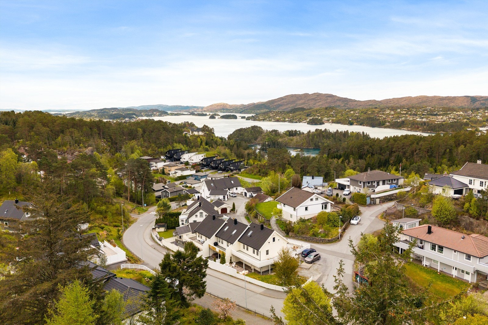 Boligen ligger i et etablert og familievennlig nabolag i Drotningsvik, med nærhet til sjøen. Galleribilde