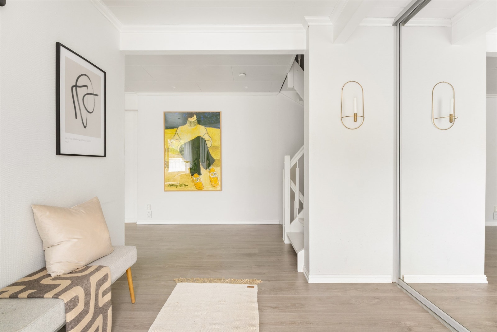 Nytt laminatgulv er lagt i entré, stue og kjøkken, og gir et helhetlig inntrykk. Galleribilde