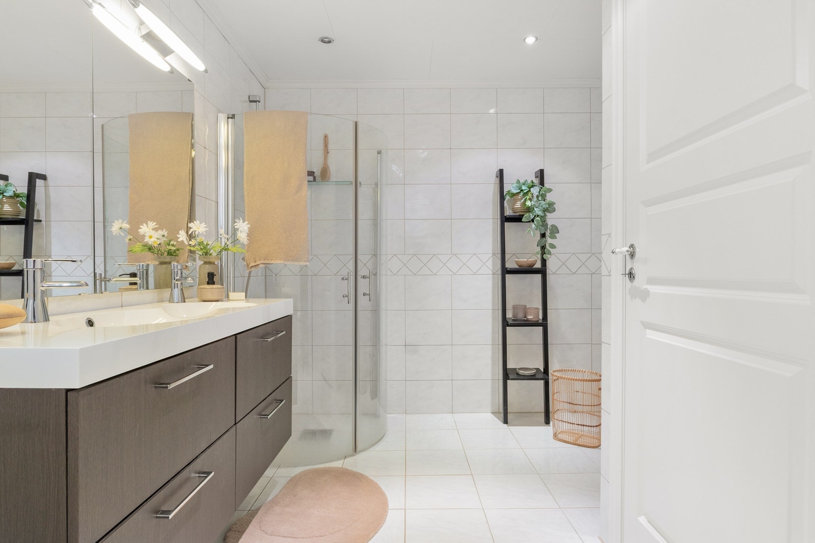 I tillegg til badekar har badet også en praktisk dusjnisje. Galleribilde