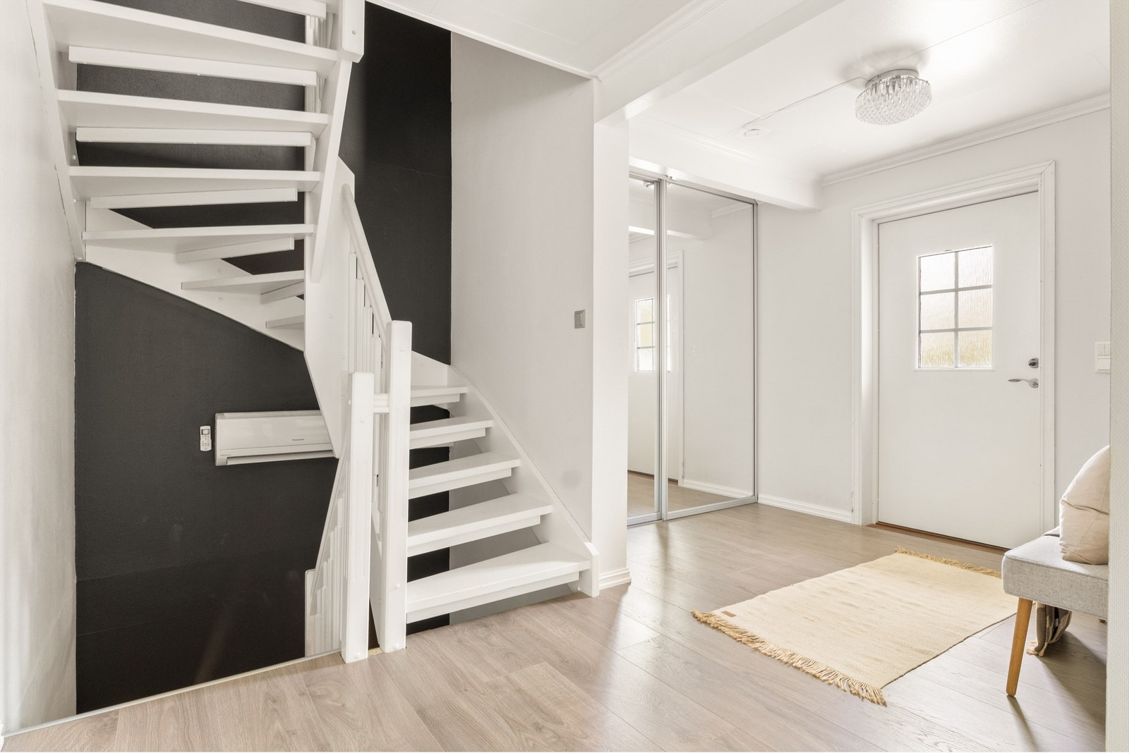Romslig entré med skyvedørsgarderobe for effektiv oppbevaring av yttertøy og sko. Galleribilde
