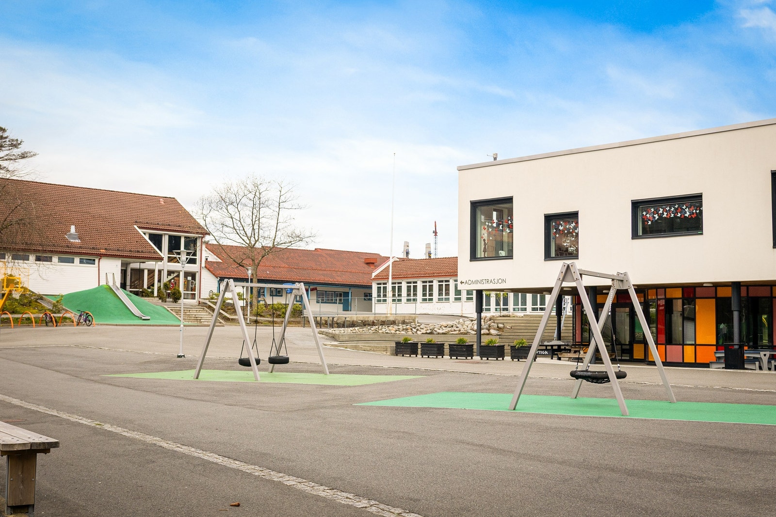 Det er gangavstand til både Kanutten barnehage og Alvøen skole. Galleribilde