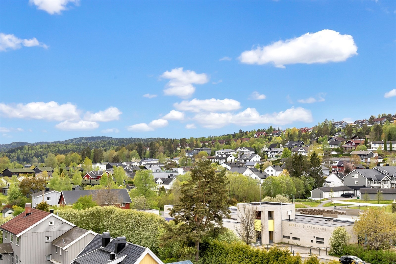 Balkongen har et åpent og fritt utsyn med lite innsyn og gode solforhold. Galleribilde