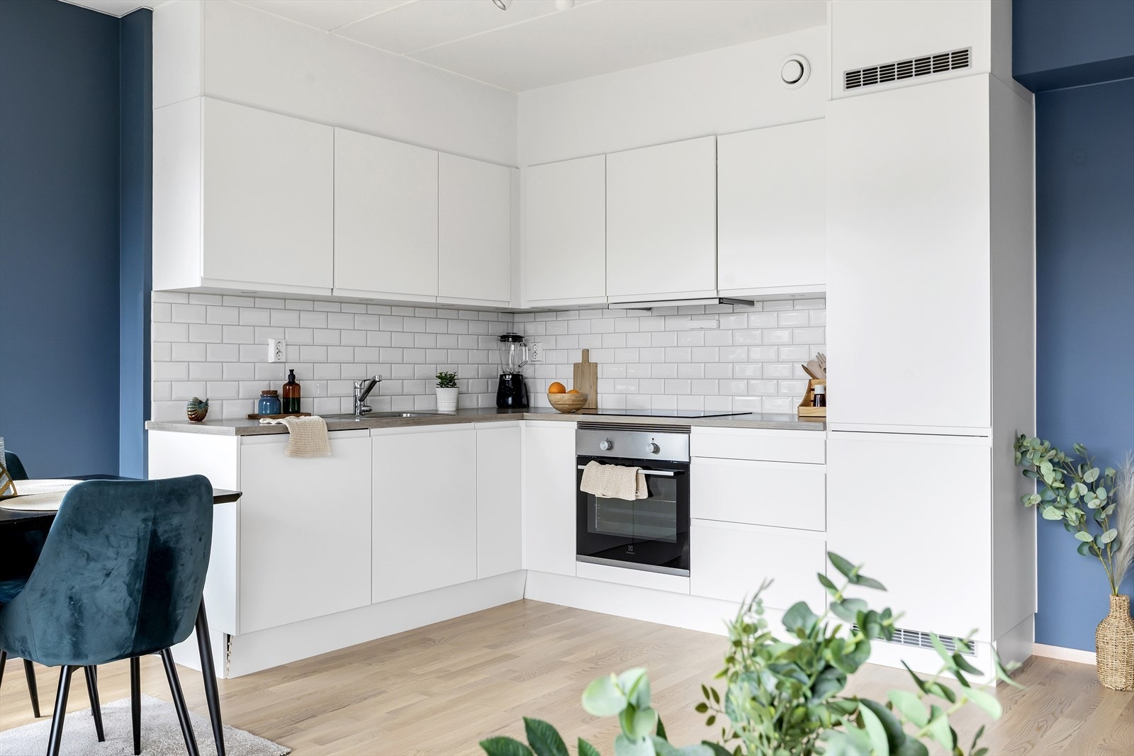 Hvitevarene er integrerte, og består av platetopp, komfyr, oppvaskmaskin og kjøl/frys. Det er avtrekk via mekanisk avtrekksanlegg i boenheten. Galleribilde