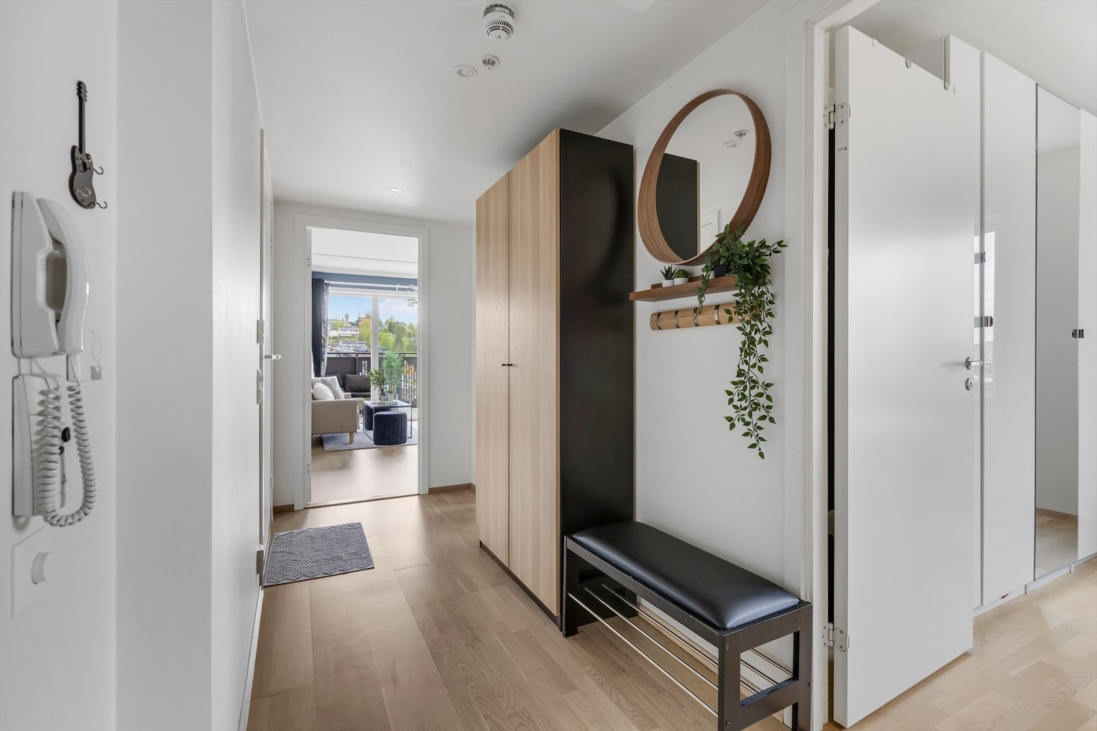 Velkommen inn! Det er god plass til garderobeskap, knagger og skohylle for oppbevaring av yttertøy. Galleribilde