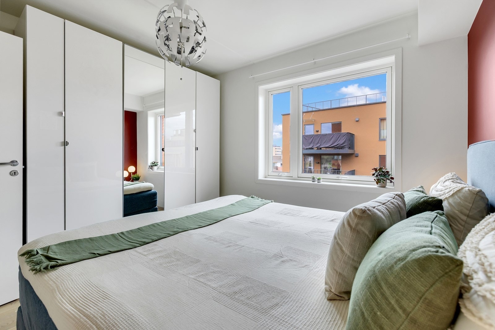 Garderobeskap langs den ene veggen sikrer godt med lagringsplass. Galleribilde