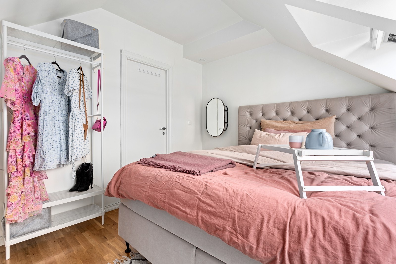 Soverommet er lyst og pent og har god plass til standard soveromsmøblement. Galleribilde
