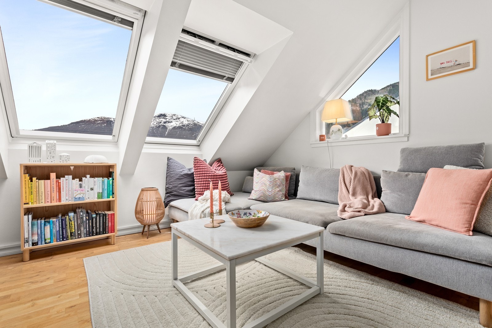 Vindauga gjev godt lysinnslepp og skråtaket gjev ei moderne og urban kjensle i leilegheita. Galleribilde