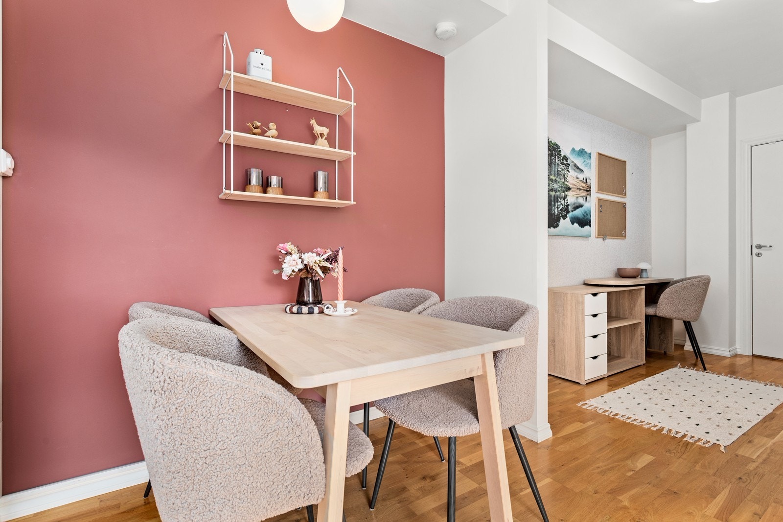 Overflatene består i hovudsak av XXXX på golv og slette vegger måla i lyse og tidsriktige fargetonar. Galleribilde