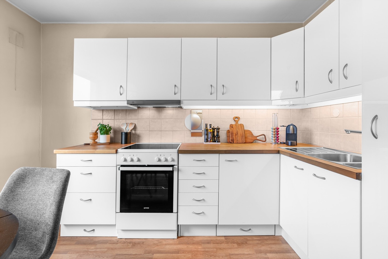 Innredningen fra Ikea er fra 2008 og har benkeplater av heltre, slette fronter, dempefunksjoner, stålvask med skyllekum og avrenningsplate. Galleribilde