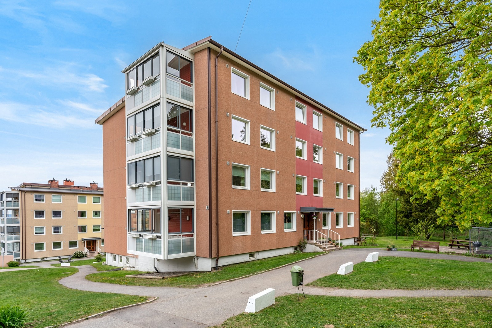 I Godlia borettslag er det store grøntarealer og godt med luft mellom bebyggelsen. Bak boligblokken ligger Godlia-skogen, som er et hyggelig skogholt. Galleribilde