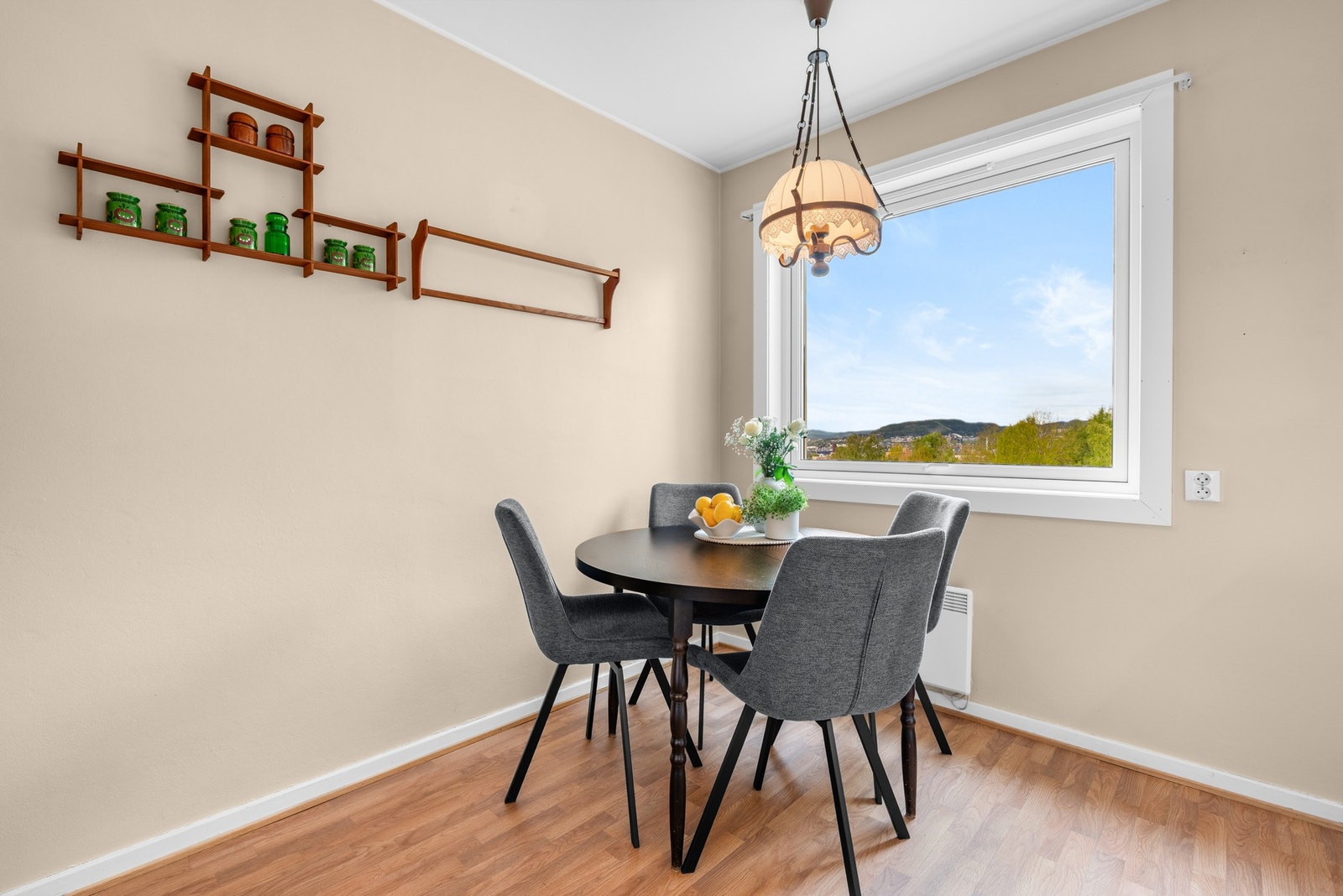 Fin plass til spisebord på kjøkkenet. Herlig utsikt også fra kjøkkenet. Galleribilde