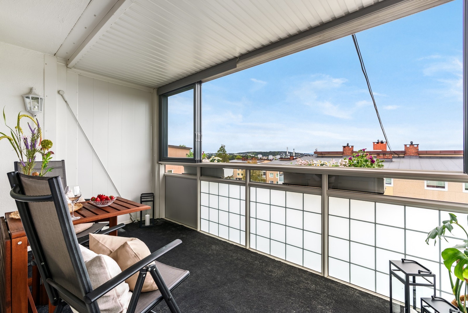 Fra stuen er det utgang til en romslig, innglasset balkong på ca. 8,4 kvm. Galleribilde