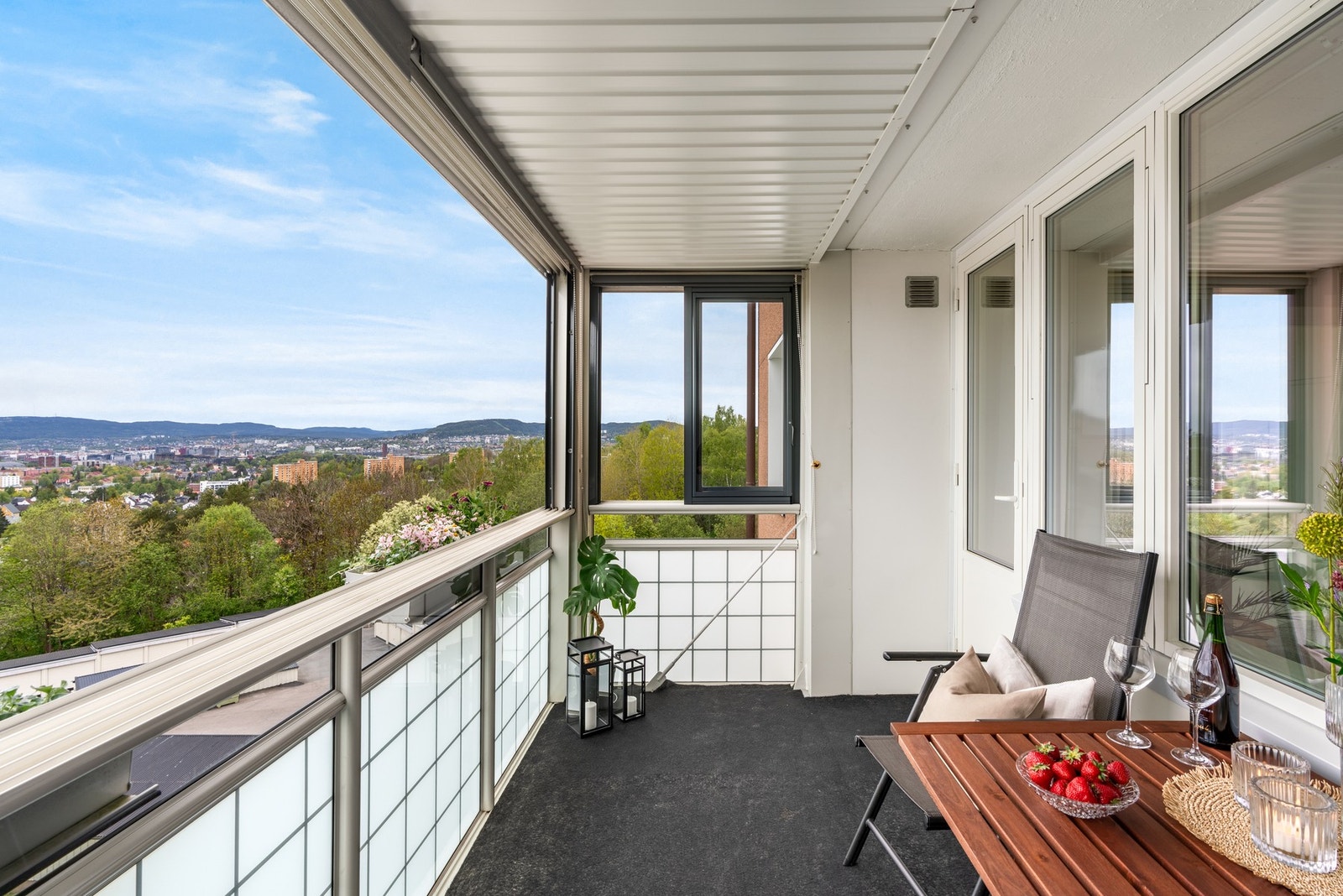 God plass til å innrede med ønsket møblement og innglassingen kan skyves til side slik at sol og luft slippes inn. Galleribilde