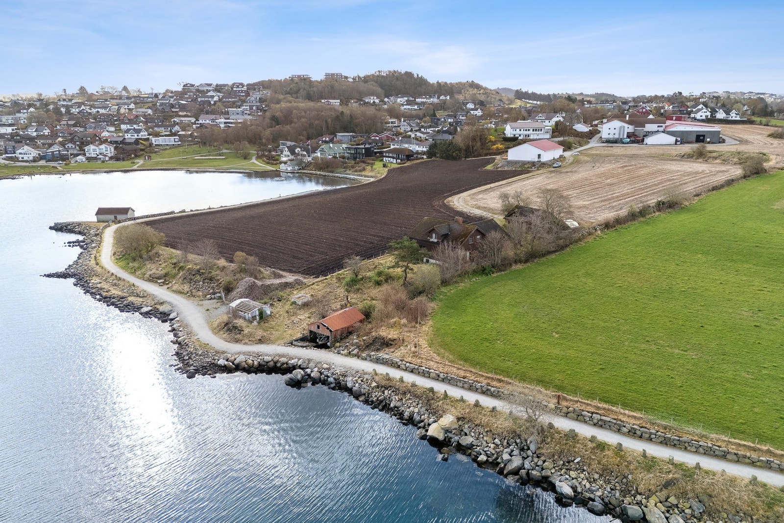 Den populære badeplassen Ormen Lange og flotte turstier langs sjøen ligger et steinkast unna boligen. Galleribilde