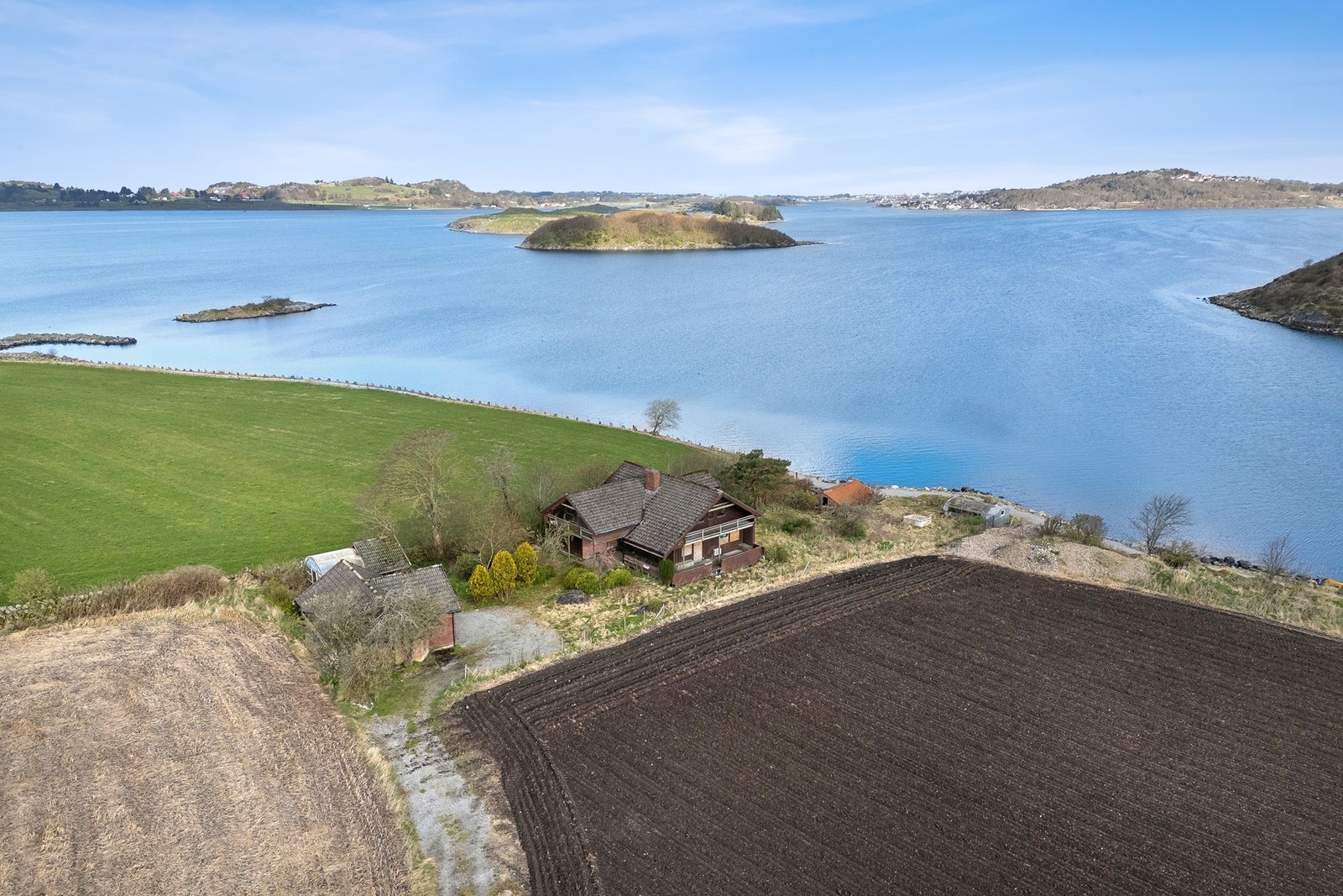 EIE eiendomsmegling - Rogaland Eiendomsmegling AS Røyneberg - Unik eiendom på Sørnes med panoramautsikt mot Hafrsfjord, naust og strandlinje