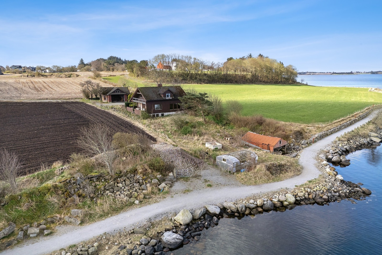 Beliggenheten er landlig og tilbaketrukket, samtidig som det er gangavstand til busstopp, dagligvarebutikk, barnehage og skole. Galleribilde
